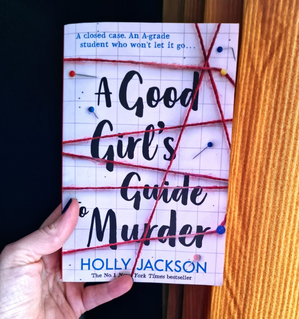 Recension: "A good girl's guide to murder"-serien av Holly Jackson