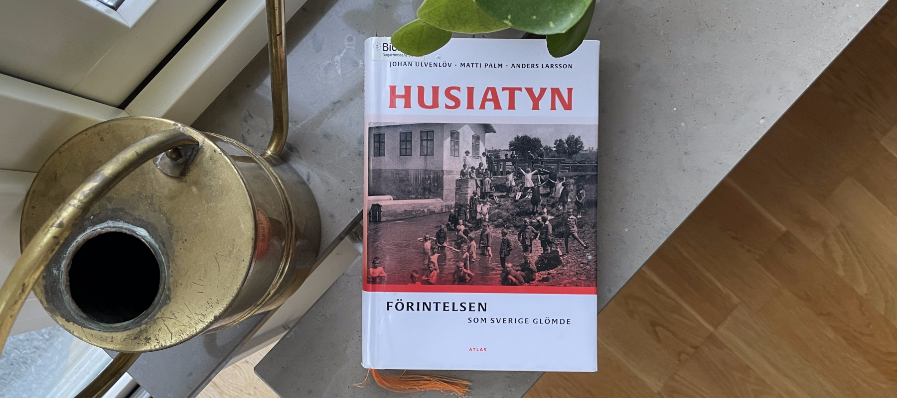 Recension av "Husiatyn: Förintelsen som Sverige glömde", skriven av Johan Ulvenlöv, Matti Palm och Anders Larsson